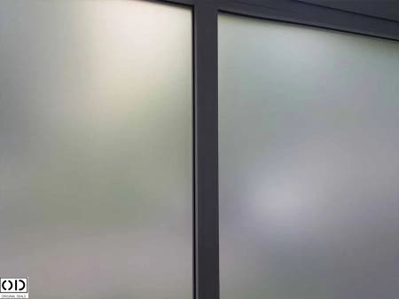 folie protectie geam folie geam sa nu se vada din exterior folie geam termopan sa nu se vada in casa folie geam intimitate noaptea Protectie geam folie protectie solara folie sablare folie sablat usi [7]
