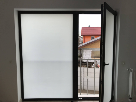 folie protectie geam folie geam sa nu se vada din exterior folie geam termopan sa nu se vada in casa folie geam intimitate noaptea Protectie geam folie protectie solara folie sablare folie sablat usi [1]