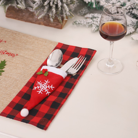 Husa decorativa festiva pentru 3 tacamuri , model caciulita cu fulg, material textil si poliester, 18 x 7 cm, rosu [3]