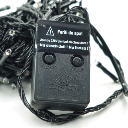 Instalatie de Craciun liniara Yoto, 10 m, din care 1 m cablu priza 220V, 100 LED, 8 jocuri de lumini, pentru interior, controler, fir negru, multicolor [1]