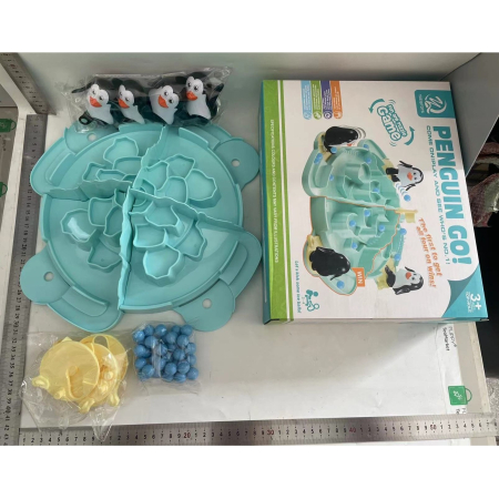 Joc Interactiv pentru Copii, , Batalia Pinguinilor, 3 ani+, Tabla de Joc, Figurine Pinguini, Mingi, Multicolor [8]