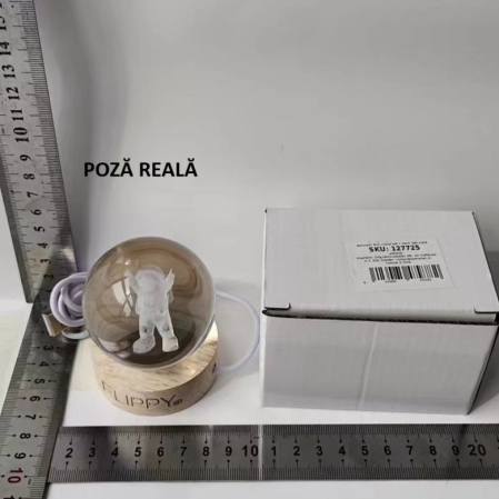 Lampa LED Decorativa, , cu Bila de Cristal cu Diametru 6cm, Model Astronaut 3D, Alimentare USB, Suport din Lemn, Lumina Alb Cald [4]