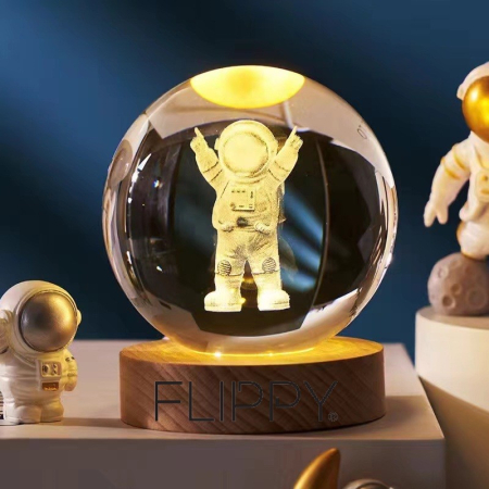 Lampa LED Decorativa, , cu Bila de Cristal cu Diametru 6cm, Model Astronaut 3D, Alimentare USB, Suport din Lemn, Lumina Alb Cald [2]