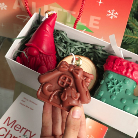 Lumanari Parfumate de Craciun, , GIFT BOX din 3 Lumanari din Ceara de Soia, Model B Pitic, Casuta, Ciorap, 22.5 x 9.5 x 9 cm, Multicolor [1]