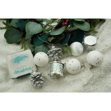 Set de 12 ornamente de brad, , de tip Glob, Alb/ Argintiu, din polistiren, cu finisaj sclipitor , cutie 4 cm adancime x 20 cm inaltime x 12 cm lungime) [1]