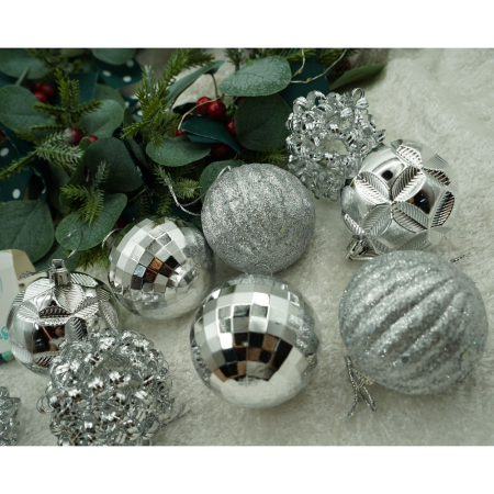 Set de 12 ornamente de brad, , de tip Glob, Argintiu, din plastic, cu finisaj sclipitor , cutie 6 cm adancime x 30 cm inaltime x 18 cm lungime) [7]