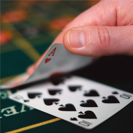 Set de Poker Complex cu 500 de jetoane, covoras verde, 2 seturi de carti, 5 zaruri, in servieta aluminiu [18]