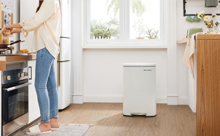 SONGMICS Cos de gunoi din otel cu pedala, galeata interioara plastic, capac inchidere lenta, 50L, 43x32x66cm, alb [9]