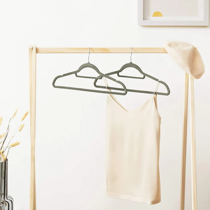 SONGMICS Set de 20 de umerase pentru haine, anti-alunecare cu catifea, bara de cravata si carlig pivotant, 43,5 cm, gri [9]