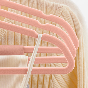 SONGMICS Set de 30 de umerase pentru haine, anti-alunecare cu catifea, bara de cravata si carlig pivotant, 43,5 cm, roz [8]