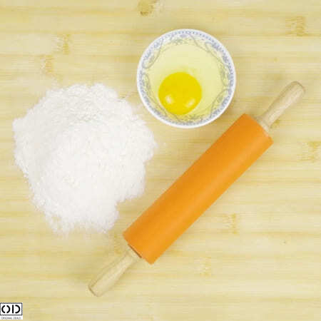 Sucitor din Silicon cu Ax Rotativ si Manere din Lemn de Bambus, pentru Modelat Aluatul, Calitate si Design Premium, 10cm [0]