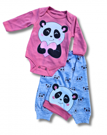 Ofertele Lunii - Set body, pantaloni si caciulita panda cu inimioara roz bebelusi bumbac 0-6 luni