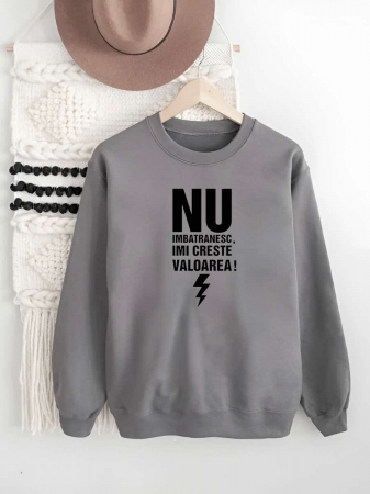 Hanorace fara gluga barbatesti - HANORAC FARA GLUGA BARBATESC PERSONALIZAT - Nu imbatranesc, imi creste valoarea