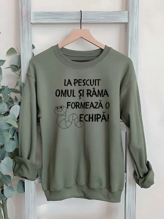 Hanorace fara gluga pentru pescari - HANORAC FARA GLUGA BARBATESC PERSONALIZAT - La pescuit omul si rama formeaza o echipa