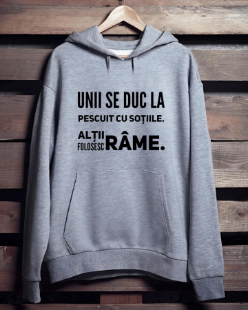 Hanorace pescari - HANORAC PERSONALIZAT PENTRU PESCARI - Unii se duc la pescuit cu sotiile