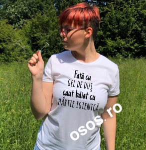 Tricouri personalizate damă - Tricou dama - Fata cu gel de dus caut baiat cu hartie igienica