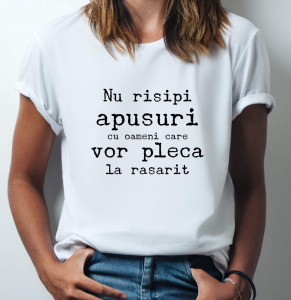 Tricouri personalizate - Tricou damă personalizat - Nu risipi apusuri cu oameni care vor pleca la răsărit