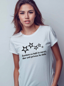 Tricouri motivationale - Tricou damă personalizat - Suntem cu toţii în noroi, dar unii privesc la stele