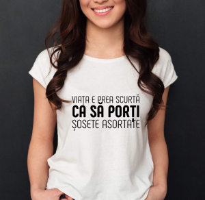 Tricouri motivationale - Tricou damă personalizat - Viaţa e prea scurtă ca să porţi şosete asortate