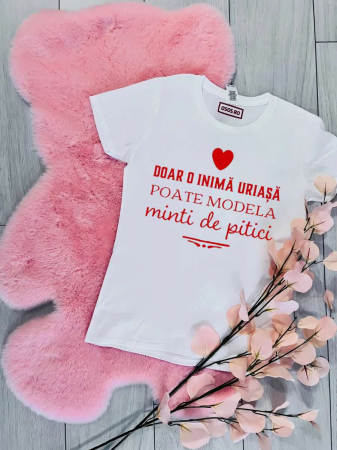 Tricouri care merg la scoala - Tricou personalizat damă - Doar o inimă uriaşă poate modela minţi de pitici