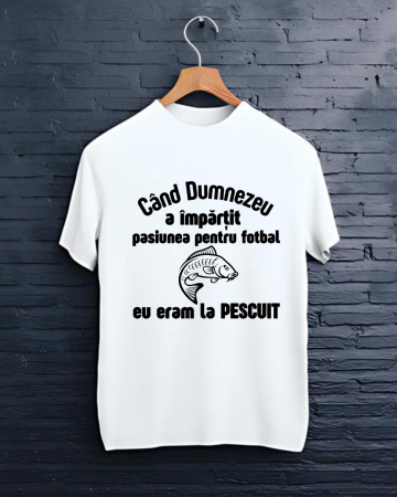 Tricouri personalizate bărbaţi - TRICOU PERSONALIZAT PENTRU PESCARI - Cand Dumnezeu a impartit pasiunea pentru fotbal eu eram la Pescuit