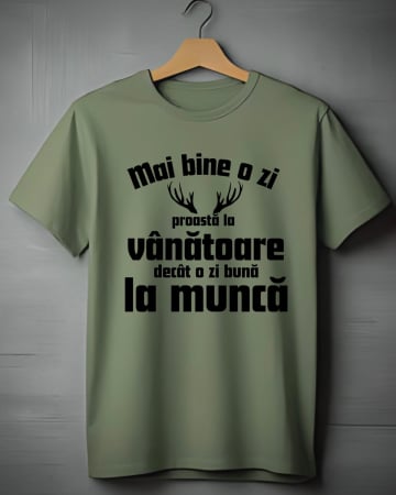 Tricouri vanatori - TRICOU PERSONALIZAT PENTRU VANATORI - Mai bine o zi proasta la vanatoare decat o zi buna la munca