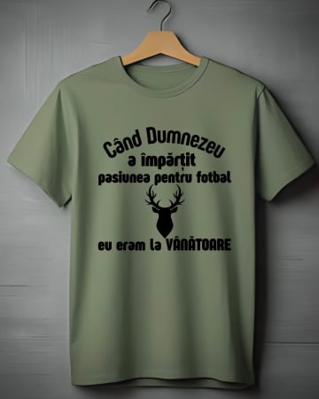 Tricouri vanatori - TRICOU PERSONALIZAT PENTRU VANATORI - Cand Dumnezeu a impartit pasiunea pentru fotbal eu eram la vanatoare
