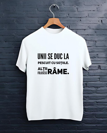 Tricouri personalizate bărbaţi - TRICOU PERSONALIZAT PENTRU PESCARI - Unii se duc la pescuit cu soţiile