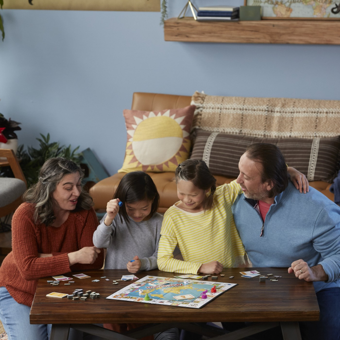 JOC MONOPOLY CALATORESTE IN JURUL LUMII [3]