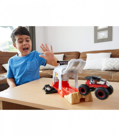 HOT WHEELS LANSATOR MONSTER TRUCK CRANIUL CU DOUA MASINUTE [2]