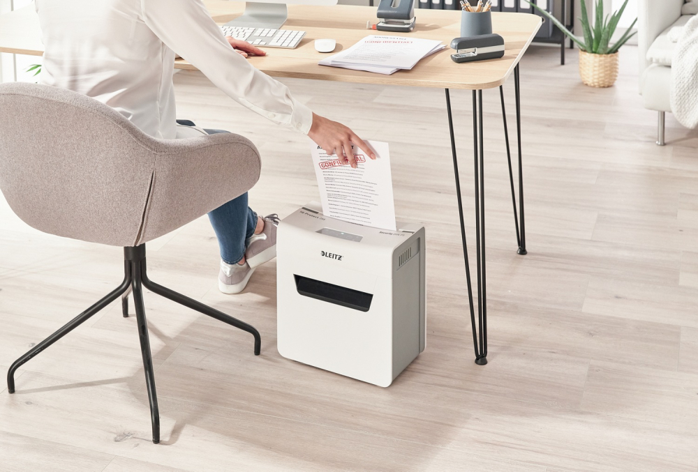 Distrugator manual documente Leitz IQ Protect 3M  ,  3 coli ,  P5 ,  micro-cut (tip particule) ,  cos 10 litri ,  alb ,  Leitz Cod Produs: 80930000 [5]