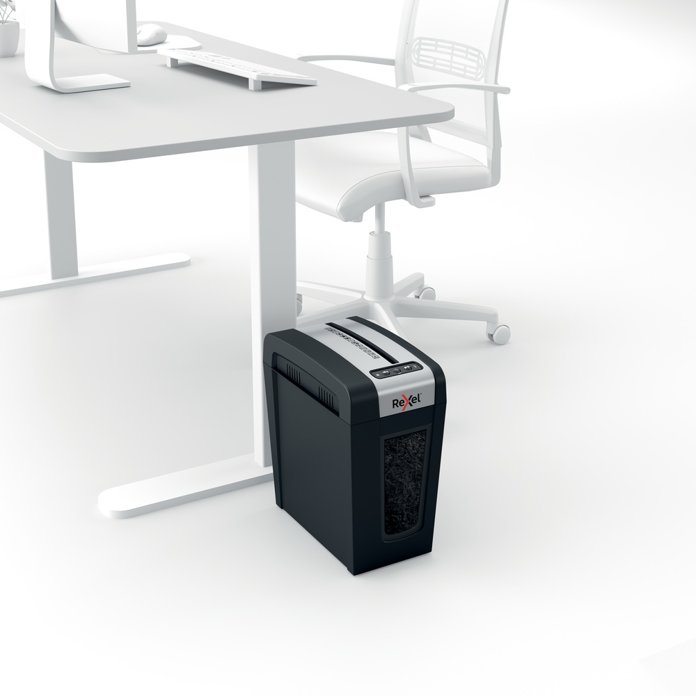 Distrugator manual documente Rexel SECURE MC4 Slim ,  4 coli ,  P5 ,  micro-cut (tip particule) ,  cos 14 litri ,  negru-argintiu ,  Cod Produs: 2020132EU [10]