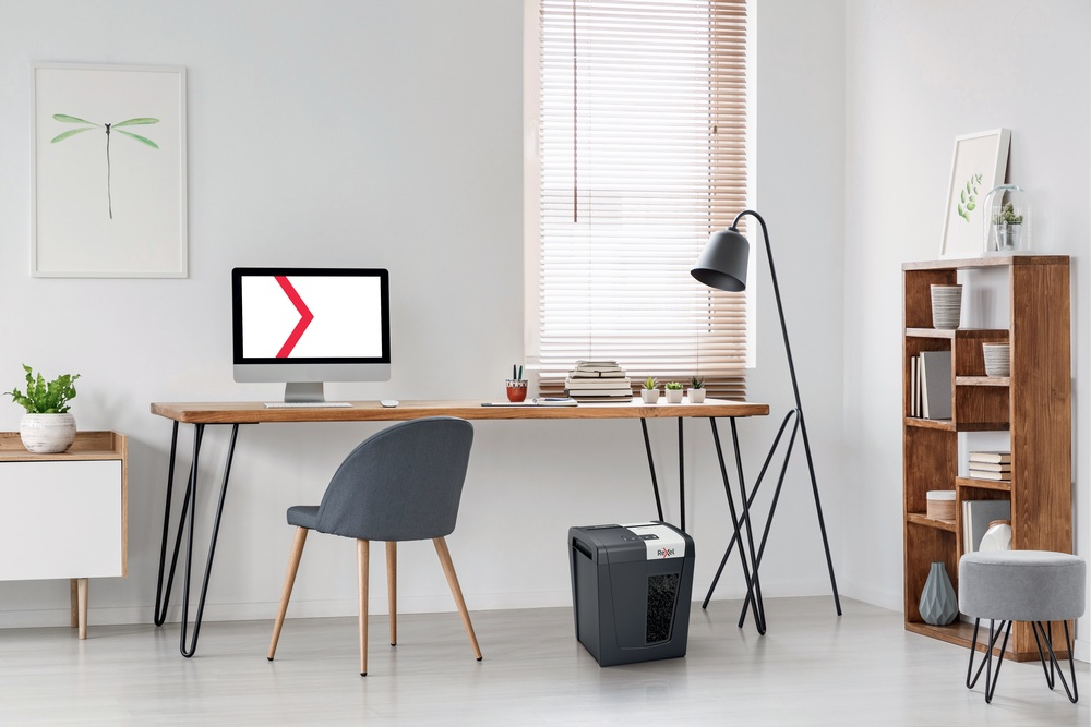 Distrugator manual documente Rexel SECURE MC6 ,  6 coli ,  P5 ,  micro-cut (tip particule) ,  cos 18 litri ,  negru-argintiu ,  Cod Produs: 2020130EU [14]