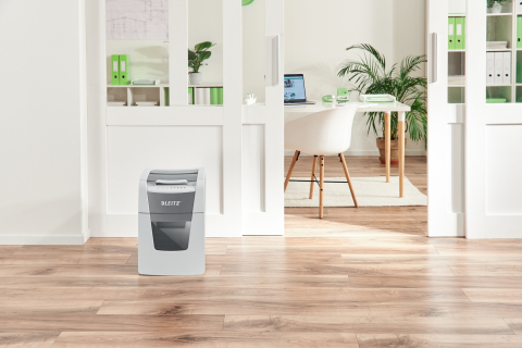 Distrugator automat documente Leitz IQ Small Office  ,  100 coli ,  P5 ,  micro-cut (tip particule) ,  cos 34 litri ,  alb-gri ,  Leitz Cod Produs: 80120000 [11]