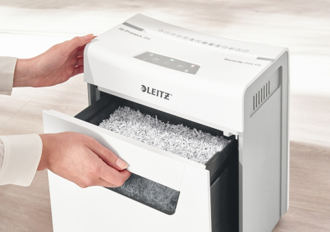 Distrugator manual documente Leitz IQ Protect 3M  ,  3 coli ,  P5 ,  micro-cut (tip particule) ,  cos 10 litri ,  alb ,  Leitz Cod Produs: 80930000 [3]