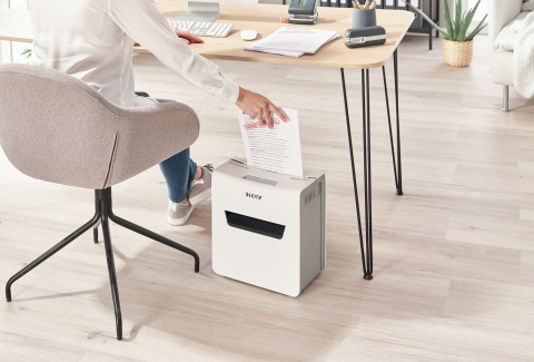 Distrugator manual documente Leitz IQ Protect 3M  ,  3 coli ,  P5 ,  micro-cut (tip particule) ,  cos 10 litri ,  alb ,  Leitz Cod Produs: 80930000 [4]