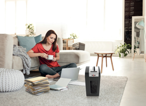 Distrugator manual documente Rexel SECURE MC6 Slim ,  6 coli ,  P5 ,  micro-cut (tip particule) ,  cos 18 litri ,  negru-argintiu ,  Cod Produs: 2020133EU [13]