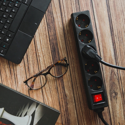 PRELUNGITOR SPACER ,  Schuko x 5 ,  conectare prin Schuko (T) ,  cablu 3 m ,  16 A ,  max. 3500W ,  protectie supratensiune ,  protectie copii ,  negru ,  Cod Produs: PP-5-30 v2 [3]