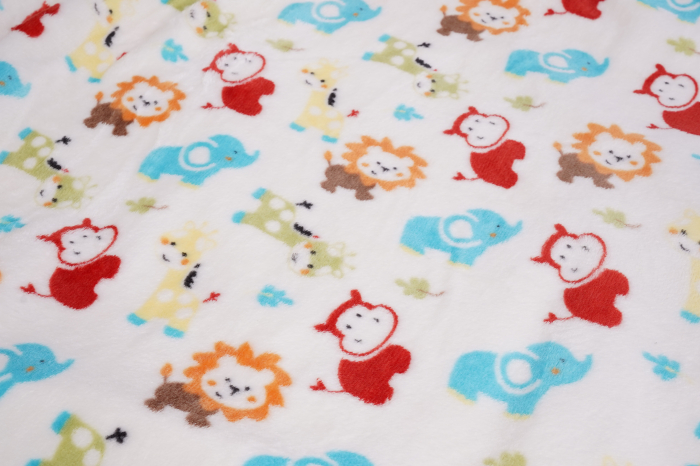 Înconjoară-ți bebelușul cu căldură și confort cu păturica fleece cu model adorabil de animăluțe! Realizată dintr-un material moale și delicat, această păturică este perfectă pentru pielea sensibilă a micuțului tău. Cu dimensiunea de 70x80 cm, este ideală pentru somn, plimbări în cărucior sau momentele de relaxare acasă. Designul cu animăluțe vesele adaugă un strop de bucurie în rutina zilnică a copilului tău. Ușor de întreținut, păturica fleece devine rapid un accesoriu indispensabil pentru fiecare părinte.  [2]
