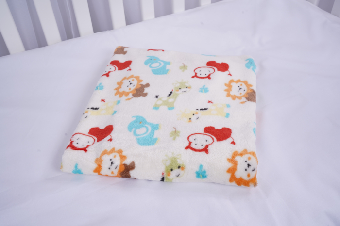 Înconjoară-ți bebelușul cu căldură și confort cu păturica fleece cu model adorabil de animăluțe! Realizată dintr-un material moale și delicat, această păturică este perfectă pentru pielea sensibilă a micuțului tău. Cu dimensiunea de 70x80 cm, este ideală pentru somn, plimbări în cărucior sau momentele de relaxare acasă. Designul cu animăluțe vesele adaugă un strop de bucurie în rutina zilnică a copilului tău. Ușor de întreținut, păturica fleece devine rapid un accesoriu indispensabil pentru fiecare părinte.  [3]