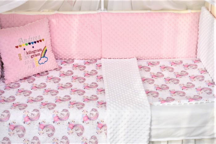 Set complet 7 piese model unicorni si plus minky alb/roz patut 120x60 cm [4]