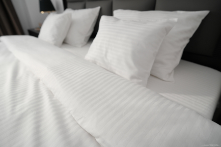 Queen’s Bed - lenjerie de pat Damasc 100% bumbac, dungă de 0.5 cm personalizabila pe dimensiuni [1]
