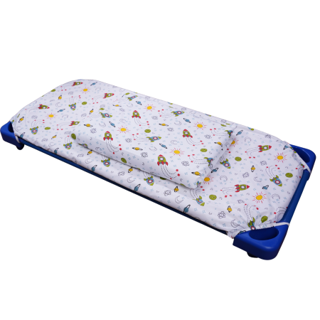 Lenjerie Pat Stivuibil Gradinita - Lenjerie 2 piese pătuț stivuibil (133x58 cm) pentru grădiniță sau creșă, bumbac 100%, model Rachete