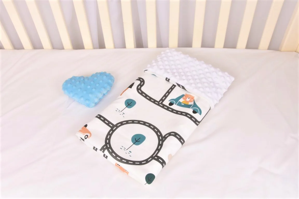 Pachet cadou Iepuras Paste si paturica model masinute in cursa si plus alb [1]