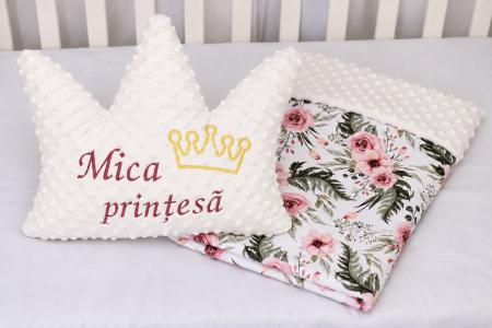 Cadouri Bebelusi - Pachet Paturică model trandafiri și pluș minky crem 80x100 cm și Pernuță coroniță pluș crem