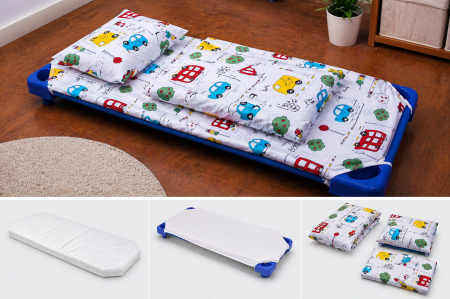 Lenjerie Pat Stivuibil Gradinita - Pachet Set lenjerie 3 piese model masinuțe patut stivuibil + saltea patut stivuibil + protectie impermeabila