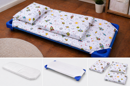 Lenjerie Pat Stivuibil Gradinita - Pachet Set lenjerie 5 piese model rachete patut stivuibil + saltea patut stivuibil + protectie impermeabila