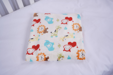 Paturica Pufoasa Bebe - Înconjoară-ți bebelușul cu căldură și confort cu păturica fleece cu model adorabil de animăluțe! Realizată dintr-un material moale și delicat, această păturică este perfectă pentru pielea sensibilă a micuțului tău. Cu dimensiunea de 70x80 cm, este ideală pentru somn, plimbări în cărucior sau momentele de relaxare acasă. Designul cu animăluțe vesele adaugă un strop de bucurie în rutina zilnică a copilului tău. Ușor de întreținut, păturica fleece devine rapid un accesoriu indispensabil pentru fiecare părinte. 
