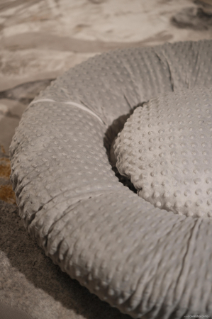 Pernă culcuș din Minky Premium Rotund, pentru căței și pisici, talie medie și mică, cu pernă detașabilă, prevăzută cu fermoar 85x85 [1]