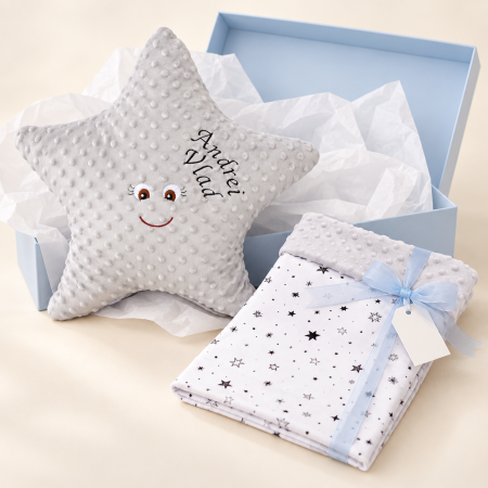 Set cadou personalizat pentru bebeluși 2 piese, pernuță steluță și paturică moale „Cer înstelat” [1]